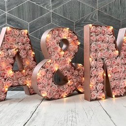 粉色布玫瑰LED字母擺飾-婚禮小物裝飾