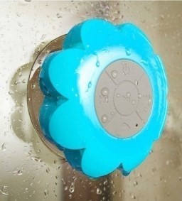 防水,電池壽命長6小時,附帶一個吸盤藍芽喇叭